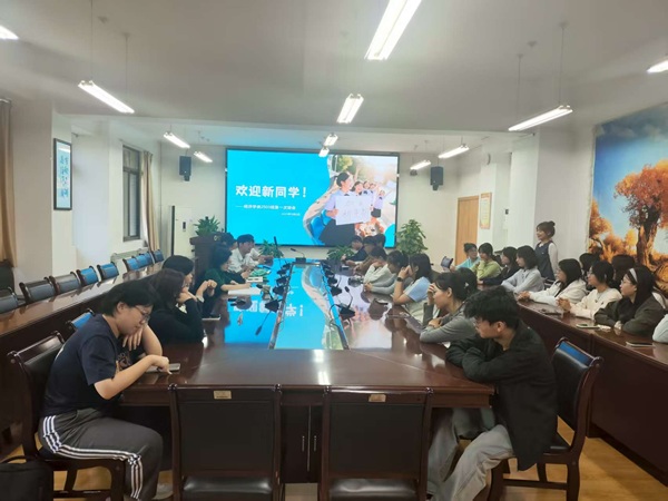 经济2503班“新生启航 共绘大学”第一次班会.jpg
